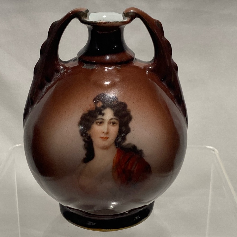AUSTRIAN DOUBLE HANDLED VASE🌟 6”(H) x 4(W)🌟
PLUM COLORED W/A BEAUTIFUL WOMAN🌟